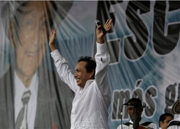 Fotografía de archivo del 15 de mayo de 2009 del cantante y compositor colombiano Diomedes Díaz después de cantar en el estado de César, en Colombia. Díaz, autor de grandes éxitos del folclor vallenato, falleció el domingo 22 de diciembre de 2013a los 56 años. (Foto AP/Ricardo Mazalán)