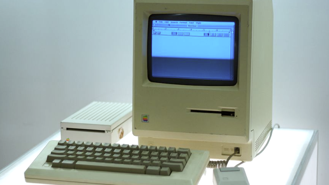 Macintosh,_Google_NY_office_computer_museum_cropped