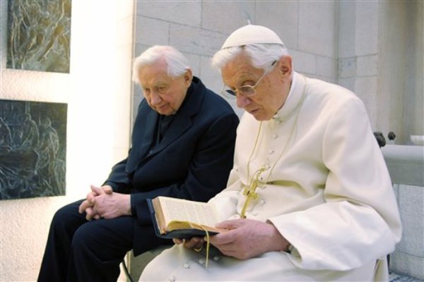 El Papa Benedicto XVI se reúne con su hermano monseñor Georg Ratzinger en El Vaticano en una fotografía de archivo del 15 de abril de 2012 proporcionada por el diario de El Vaticano Osservatore Romano. Un documento obtenido por la Associated Press el viernes 17 de enero de 2014 reveló que el papa Benedicto XVI destituyó a casi 400 sacerdotes en el lapso de dos años por abusar sexualmente de niños. (Foto AP/Osservatore Romano, archivo)
