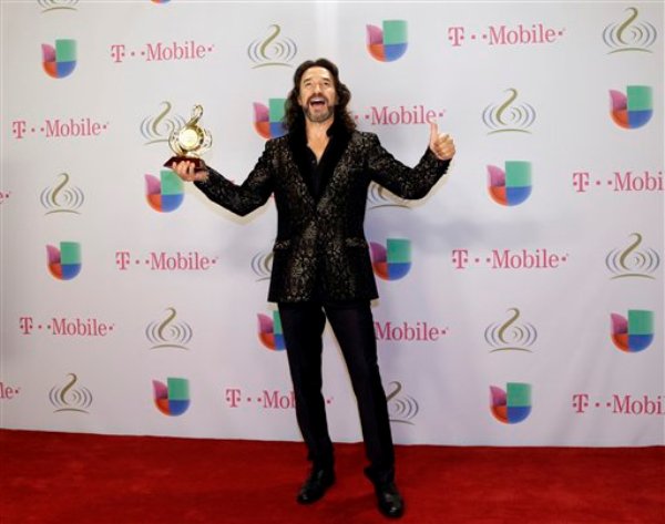 Marco Antonio Solís posa tras ganar el Premio Lo Nuestro al artista masculino pop del año, el jueves 20 de febrero del 2014 en Miami. (AP Foto/J Pat Carter)