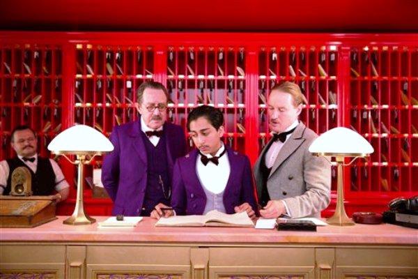 De izquierda a derecha Tom Wilkinson, Tony Revolori y Owen Wilson en una escena de «The Grand Budapest Hotel» en una fotografía proporcionada por Fox Searchlight. (Foto AP/Fox Searchlight)