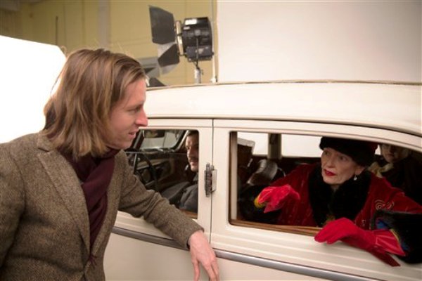 El director Wes Anderson, izquierda, y Tilda Swinton en el plató de «The Grand Budapest Hotel» en una fotografía proporcionada por Fox Searchlight. (Foto AP/Fox Searchlight, Martin Scali)