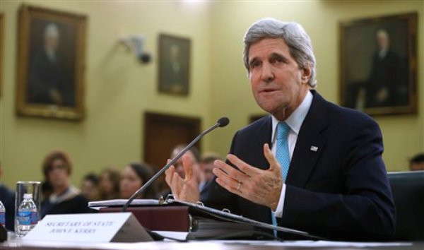 El Secretario de Estado John Kerry testifica en el Capitol en Washington, el miércoles 12 de marzo de 2014. Kerry expresó que EEUU aspira a que países vecinos ejerzan la influencia necesaria para que el gobierno de Nicolás Maduro y la oposición venezolana alcancen una conciliación duradera.  (AP Photo/Charles Dharapak)