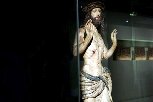 Una estatua de madera de 1520, «Cristo mostrando sus heridas», se exhibe como parte de la muestra «Louvre Abu Dhabi. Nacimiento de un museo», en el Louvre en París, el lunes 28 de abril del 2014. El Louvre Abu Dhabi, el primer museo de categoría mundial en el Golfo Pérsico, abrirá sus puertas en diciembre de 2015. Las obras en esta muestra parisina formarán parte de su colección. (AP Foto/Thibault Camus)