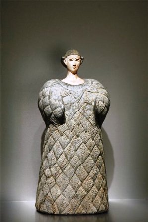 La estatuilla «Princesa de Bactria», de fines de siglo III, comienzos de siglo II a.C., se exhibe como parte de la muestra «Louvre Abu Dhabi. Nacimiento de un museo» en el Louvre en París, el lunes 28 de abril del 2014. El Louvre Abu Dhabi, el primer museo de categoría mundial en el Golfo Pérsico, abrirá sus puertas en diciembre de 2015. Las obras en esta muestra parisina formarán parte de su colección. (AP Foto/Thibault Camus)