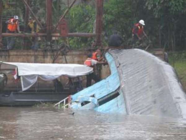 barco hundido en peru