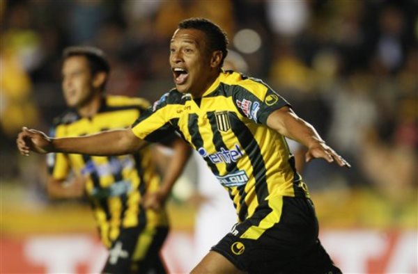 Jair Reinoso. de The Strongest de Bolivia, celebra un gol frente al Atlético Paranaense, en un partido de la Copa Libertadores, el martes 8 de abril de 2014 (AP Foto/Juan Karita)