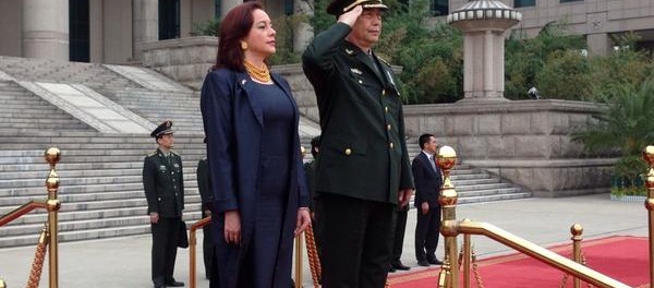 BxpaFAXCIAAm0dF María Fernanda Espinosa, ministra de defensa del Ecuador con su homólogo chino.