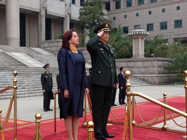 María Fernanda Espinosa, ministra de defensa del Ecuador con su homólogo chino.