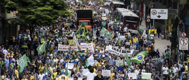 GRUPOS DE DERECHAS PROTESTAN EN BRASIL EN CONTRA DEL GOBIERNO DE ROUSSEFF