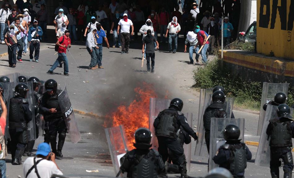 Un grupo de maestros del estado mexicano de Guerrero se enfrenta hoy. martes 11 de noviembre de 2014, con la Policía estatal tras quemar la sede del Partido Revolucionario Institucional (PRI) en Chilpancingo del estado mexicano de Guerrero. EFE/José Luis de la Cruz