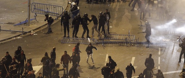 DETENIDOS TRAS DISTURBIOS Y CARGAS POLICIALES EN LA PLAZA DE COLÓN