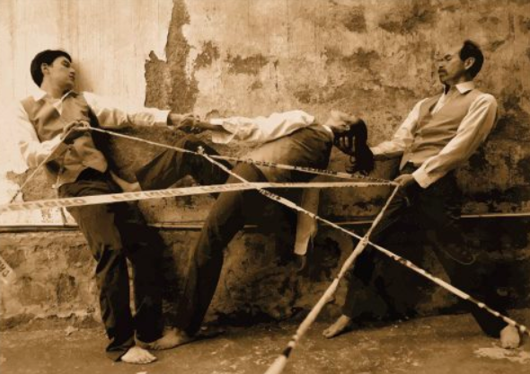 Un hombre muerto a puntapiés