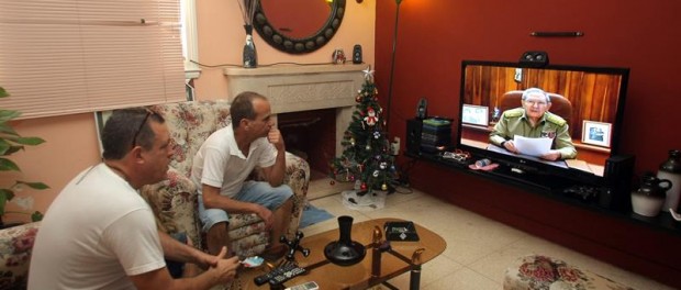 Cubanos escuchan a Raúl Castro
