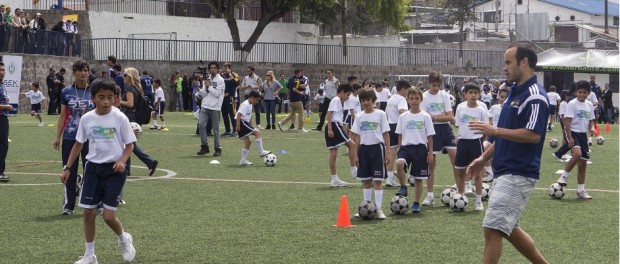 LAS ESTRELLAS DEL GALAXY DE LOS ÁNGELES ENSEÑAN FÚTBOL A NIÑOS ECUATORIANOS