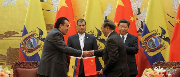Correa y el presidente de China durante la firma de convenios de financiamiento para Ecuador