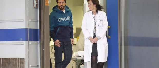FERNANDO ALONSO ABANDONA EL HOSPITAL TRAS RECIBIR EL ALTA HOSPITALARIA