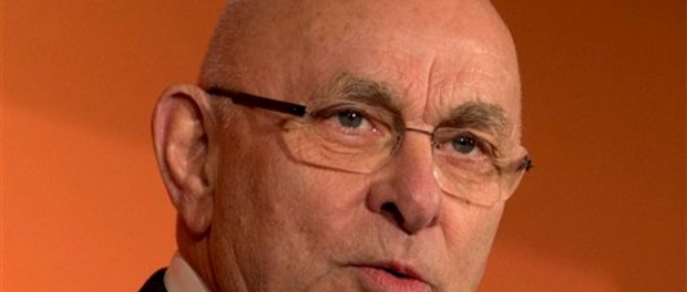 El holandés Michael van Praag ofrece una conferencia de prensa en Amsterdam el 28 de enero del 2015. Van Praag fue aceptado preliminarmente como desafiante de Joseph Blatter en las próximas elecciones de la FIFA, junto con Luis Figo y el príncipe jordano Ali bin al-Hussein. (AP Photo/Peter Dejong)
