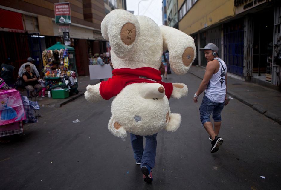 regalar un peluche a un hombre