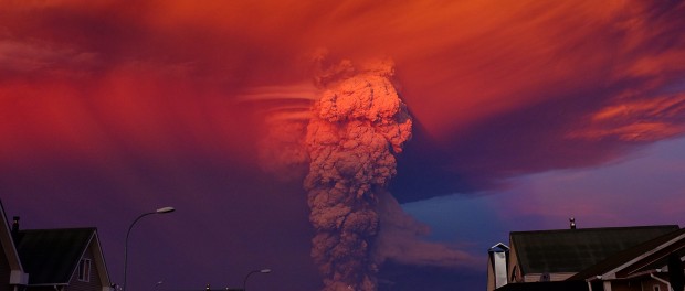 VOLCÁN CHILENO CALBUCO ENTRA EN ERUPCIÓN Y ORDENAN EVACUACIÓN DE ALREDEDORES