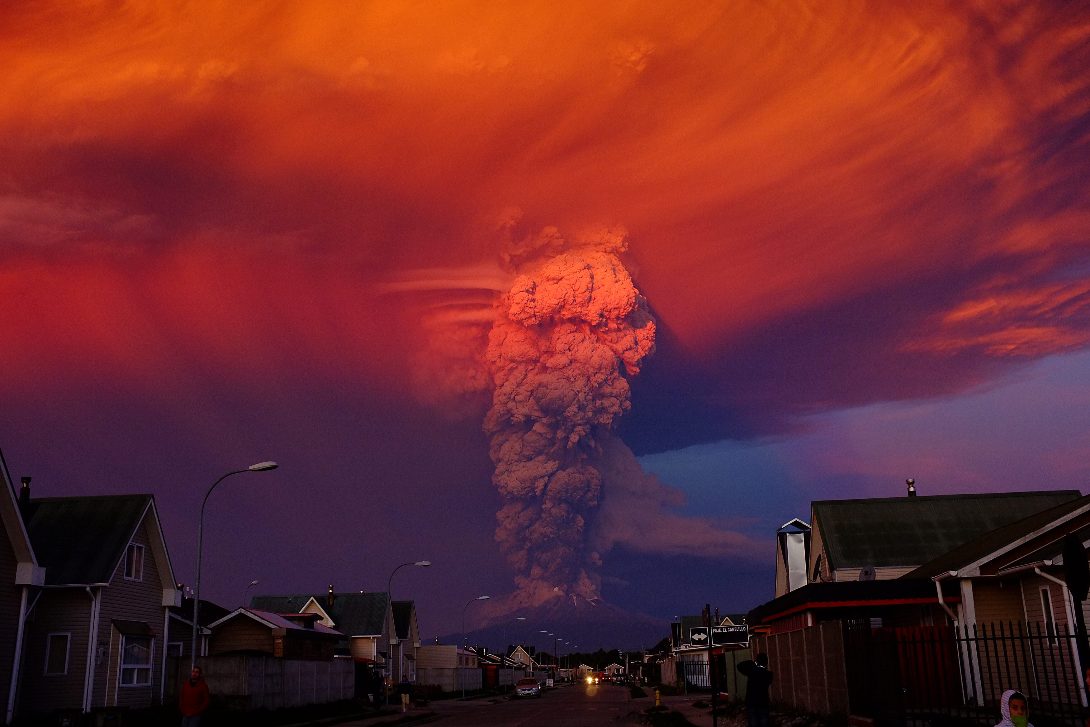 VOLCÁN CHILENO CALBUCO ENTRA EN ERUPCIÓN Y ORDENAN EVACUACIÓN DE ALREDEDORES