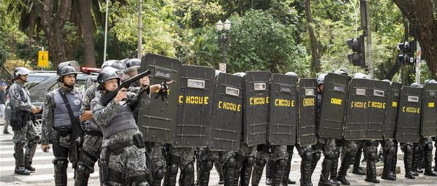 Al menos treinta heridos tras represión policial a protesta en sur de Brasil.