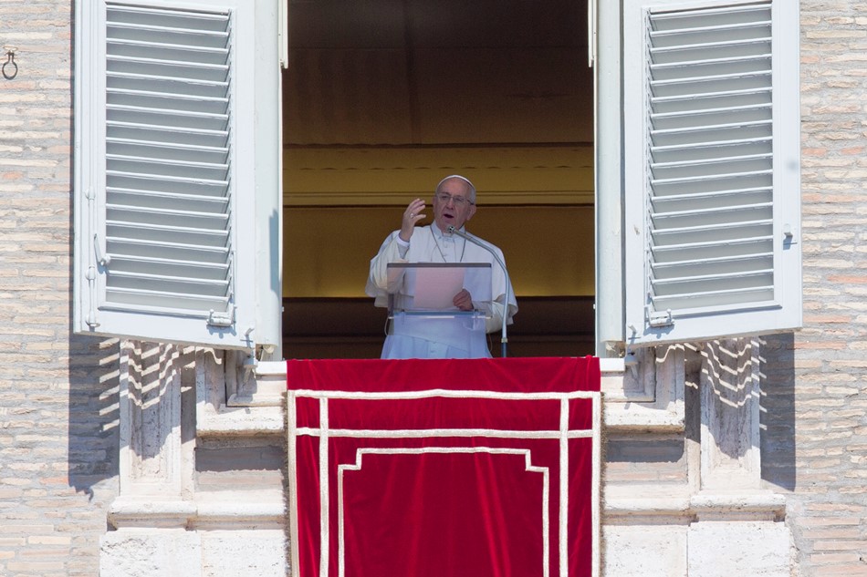 El papa Francisco imparte la bendición durante la oración Regina Coeli del lunes de Pascuas desde la ventana de su estudio sobre la Plaza de San Pedro en el Vaticano, lunes 6 de abril de 2015. (AP Foto/Andrew Medichini)