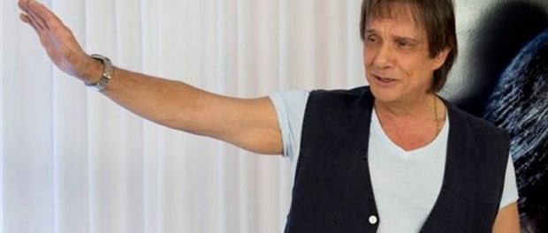 Roberto Carlos Roberto Carlos saluda durante una sesión de fotos para promover su gira y su álbum