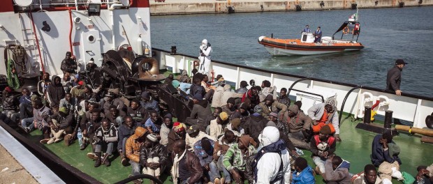 UNOS 400 INMIGRANTES DESAPARECIDOS TRAS NAUFRAGIO EN MEDITERRÁNEO