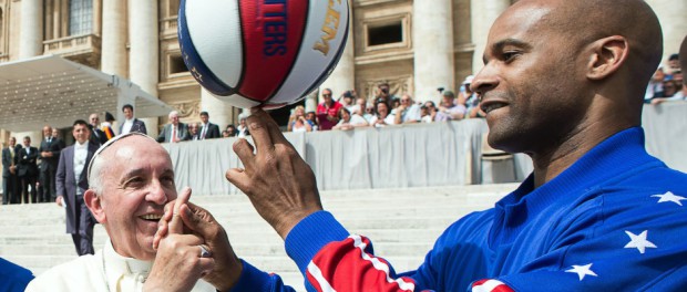 papa Francisco y los Globetrotters.