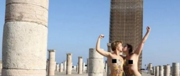 Dos activistas de Femen se fotografían desnudas en un monumento de Rabat