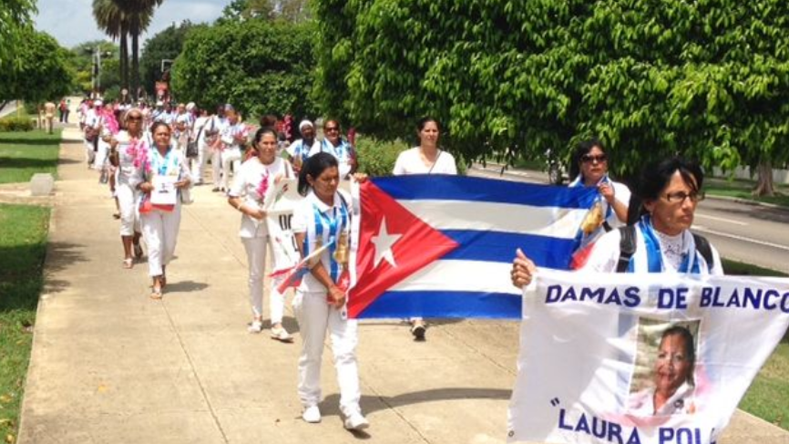 Reprimen a las Damas de Blanco en su marcha dominical, en Cuba La República...