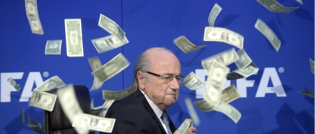 UN INTRUSO LANZA BILLETES DE DÓLAR A BLATTER Y RETRASA SU RUEDA DE PRENSA