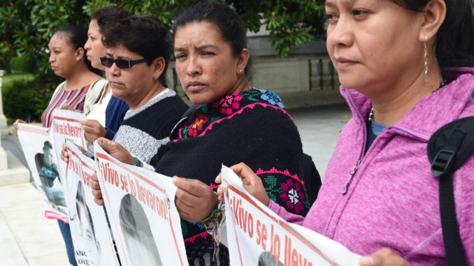 MADRES DE AYOTZINAPA ACUDEN AL CONGRESO Y BUSCAN UN ENCUENTRO CON EL PAPA