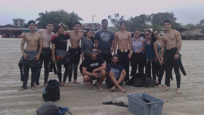 buzos limpieza playas