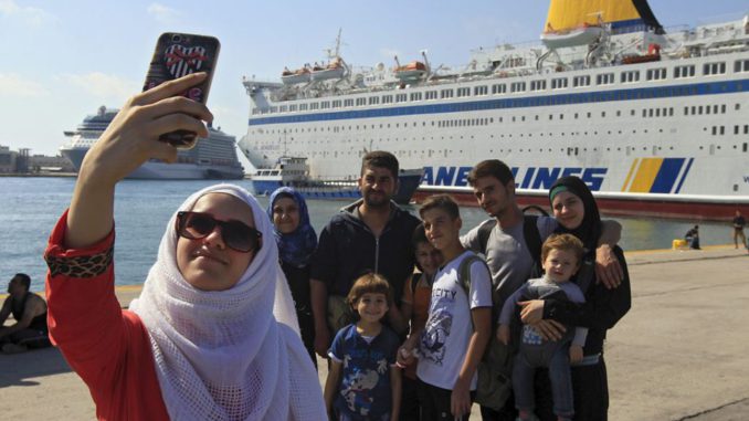 REFUGIADOS A SU LLEGADA A EL PIREO