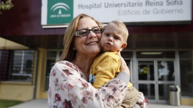 abuela trasplante nieto