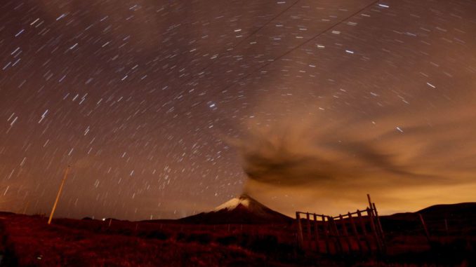 VOLCÁN ECUATORIANO COTOPAXI ARROJA VAPOR Y CENIZA