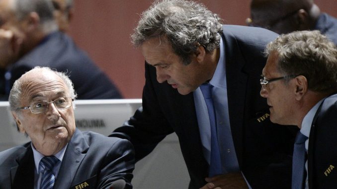 EL COMITÉ DE ÉTICA SUSPENDE A BLATTER, PLATINI Y VALCKE