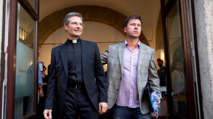 VATICANO-SACERDOTE GAY