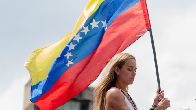 Lilian_Tintori_with_Venezuelan_Flag