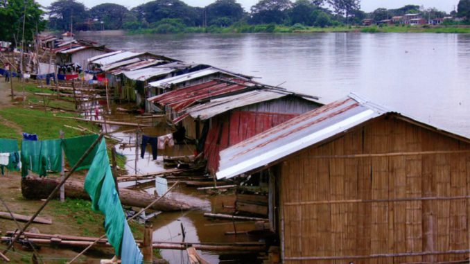LAS ÚLTIMAS CASAS FLOTANTES DE ECUADOR, UN PATRIMONIO QUE SE RESISTE A MORIR