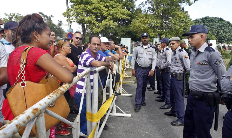 CIENTOS DE CUBANOS PROTESTAN EN EMBAJADA DE ECUADOR POR ANUNCIO SOBRE VISADOS