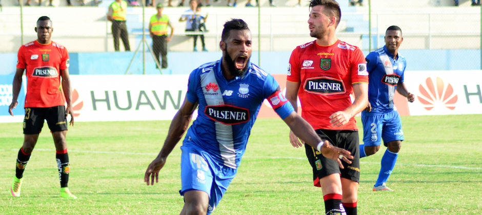 Ecuador's Emelec Gabriel Achilier heads the ball during their 2014 News  Photo - Getty Images