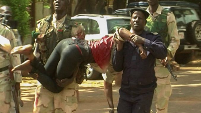 LIBERAN A 80 REHENES DEL HOTEL DE BAMAKO EN MEDIO DE DISPAROS DE ASALTANTES