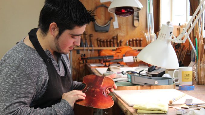 LUTHIER ESPAÑOL AMPLÍA ENTRESIJOS DEL OFICIO EN EL TALLER "HANS WEISSHAAR"