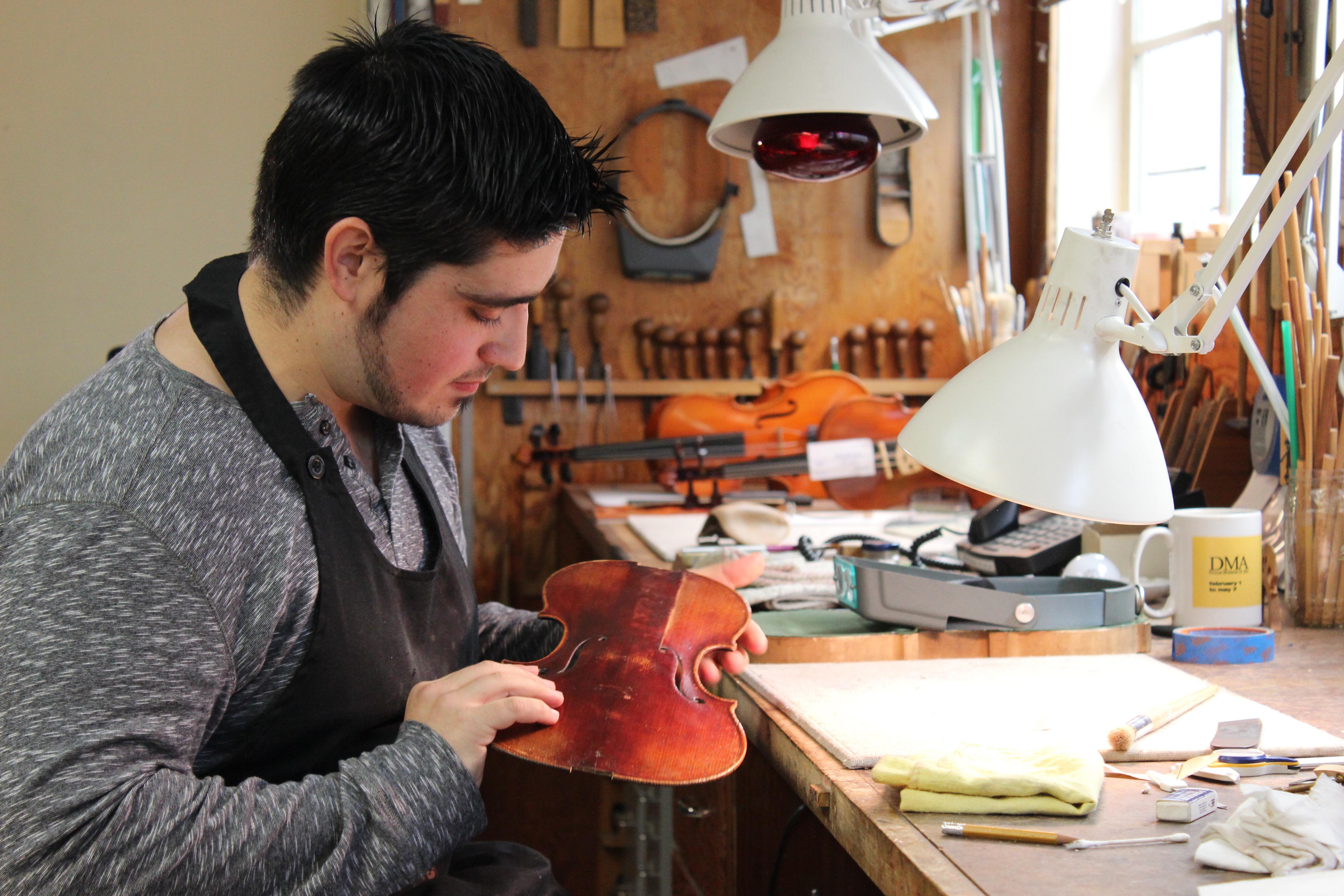 LUTHIER ESPAÑOL AMPLÍA ENTRESIJOS DEL OFICIO EN EL TALLER «HANS
