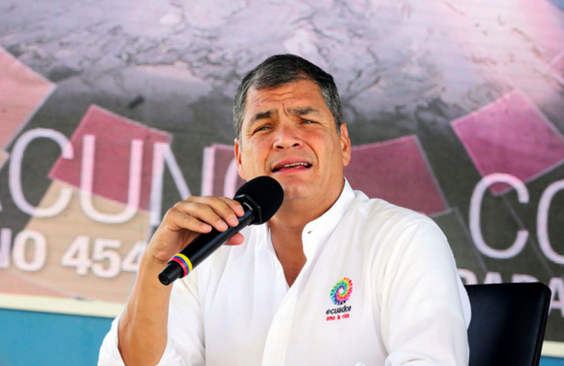 Quito (Pichincha), 12 Dic 2015.- El Presidente de la República, Rafael Correa, presentó su informe semanal de actividades, durante el Enlace Ciudadano No. 454, realizado desde Latacunga, Cotopaxi. Cientos de ciudadanos asistieron a este acto de rendición de cuentas. Foto: Mauricio Muñoz/ Presidencia de la República.