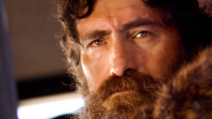 LOS ÁNGELES (CA, EEUU), 23/12/2015.- Fotograma sin fecha cedido, en donde aparece el actor Demián Bichir interpretando a Bob en la película "The Hateful Eight" de Quentin Tarantino. Bichir se adentra en el violento y cómico universo de Tarantino con "The Hateful Eight", un wéstern ambientado en los años posteriores a la Guerra Civil estadounidense (1861-1865). "Siempre pensé que sería un placer trabajar con él y no me equivoqué", indicó el intérprete de 52 años, quien dijo que Tarantino es "generoso y cariñoso, una persona libre y sin miedo que genera un ambiente idóneo donde todo el mundo puede sugerir la mejor salida a cada reto". "The Hateful Eight", una historia donde nada es lo que parece y con ecos de las novelas de Agatha Christie, gozará de un estreno limitado el día de Navidad con copias en 70 milímetros que incluirán una obertura de seis minutos y un intermedio entre dos actos. EFE