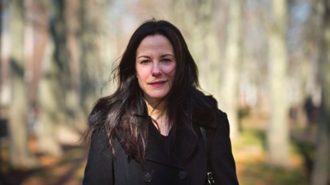 En esta foto del 7 de diciembre del 2015, Mary-Louise Parker posa en Brooklyn, Nueva York. El libro de Parker "Dear Mr. You", una colección de ensayos líricos y emotivos dirigida a examantes y parientes, entre otros hombres, ha sido ampliamente elogiada por críticos y ha hecho de la actriz una autora respetada en el mundo de la literatura. (AP Foto/Bebeto Matthews)